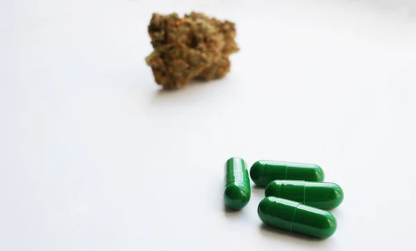 Συγκεντρώσου Στα Πράσινα Χάπια Cbd Κάψουλες Πετρελαίου Μικροδόση Κάνναβης Έννοια — Φωτογραφία Αρχείου