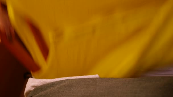 Крупним Планом Жінка Вибирає Одягнути Барвистий Одяг Шафі Вертикальне Відео — стокове відео