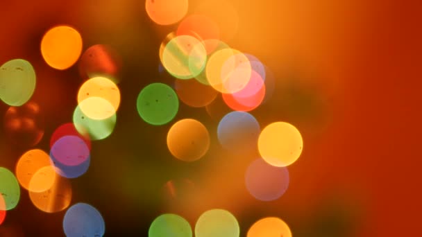圣诞树上闪烁着五彩斑斓的灯光 4K视频 失焦的发光 — 图库视频影像