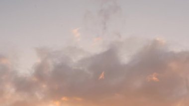 Gün batımında hareket eden tüylü bulutlar. 4k video. Çevre koruma B-rulosu. Temiz hava. 