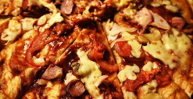 Sosis soslu pizza. yiyecek arka planı.