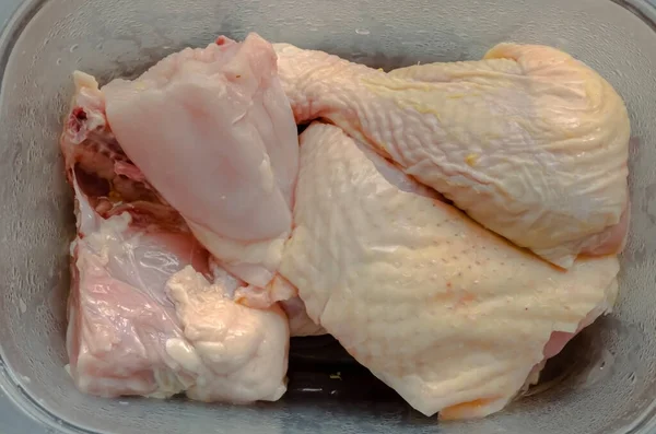 Niegotowane Części Kurczaka Pozbawione Piersi Inne Skórą Plastikowym Półprzezroczystym Naczyniu — Zdjęcie stockowe