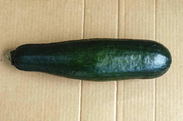 Eine Reife Lange Grüne Zucchini Liegt Auf Einem Braunen Karton — Stockfoto