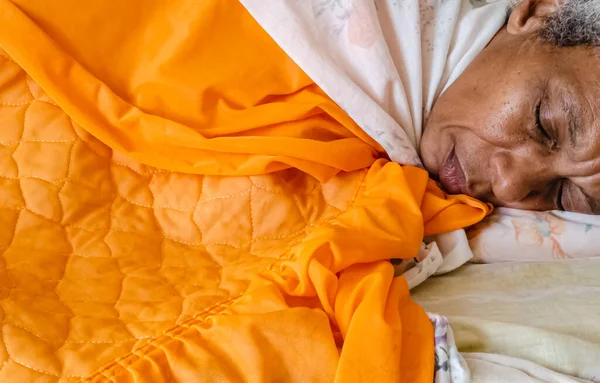 Hasta Bir Kadın Çarşafa Sarılmış Yatağında Yatıyor — Stok fotoğraf