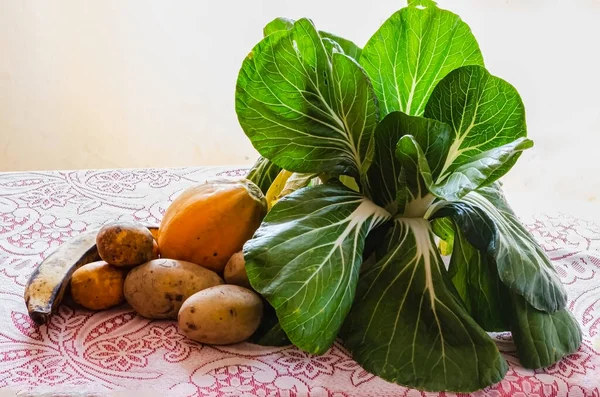 Eine Gruppe Von Lebensmitteln Darunter Stärkehaltige Weiße Kartoffeln Gelbe Reife — Stockfoto