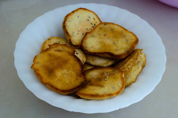 Plat Blanc Est Rempli Une Petite Crêpe Dorée Frite — Photo