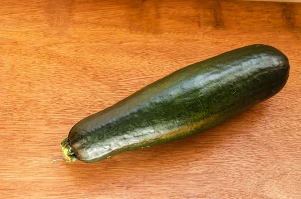 Drinnen Sitzt Auf Einer Natürlichen Braunen Plattenoberfläche Ein Langer Grüner — Stockfoto