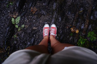 Bacaklar yere karşı