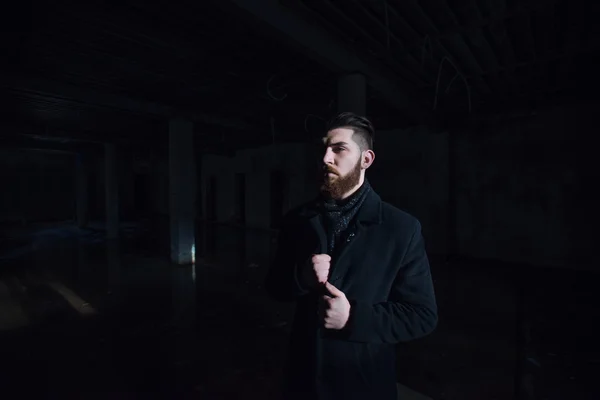 Sakallı bir adamın portresi.