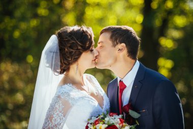 Güzel yaz doğa yürüyüşüne düğün