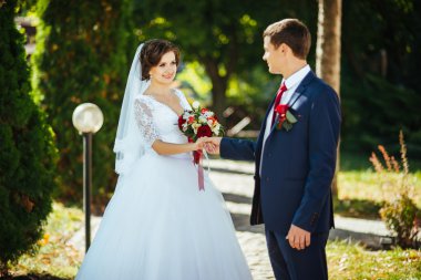 Güzel yaz doğa yürüyüşüne düğün