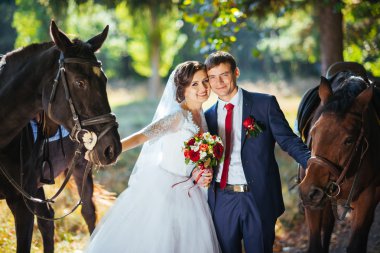 Güzel yaz doğa yürüyüşüne düğün