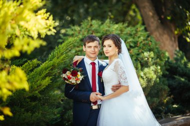 Güzel yaz doğa yürüyüşüne düğün