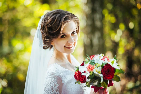 Passeio de casamento na natureza com cavalo — Fotografia de Stock