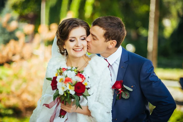 Bel été Marche de mariage sur la nature — Photo