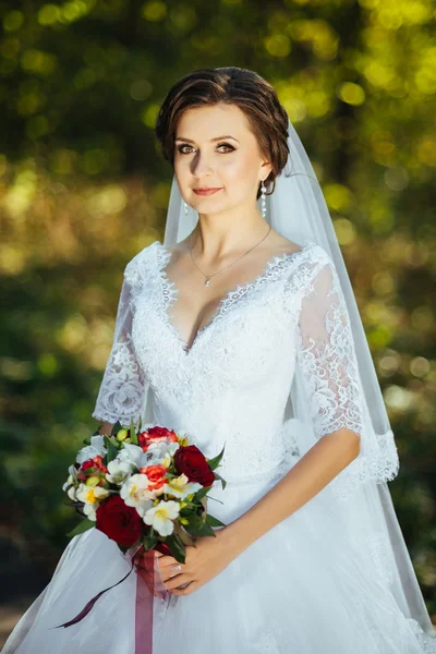 Passeio de casamento na natureza com cavalo — Fotografia de Stock