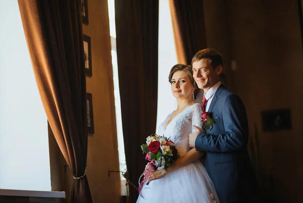 Hermoso verano Paseo de bodas en la naturaleza — Foto de Stock