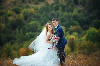 Doğa yürüyüşüne düğün