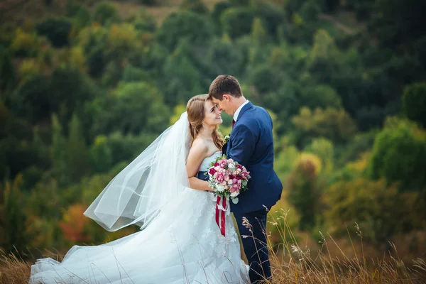 Doğa yürüyüşüne düğün