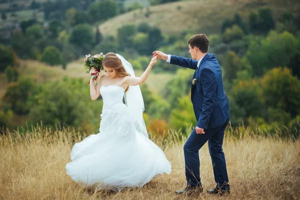 Bröllop promenad på natur — Stockfoto