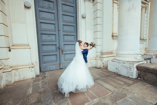 Promenade de mariage sur la nature — Photo