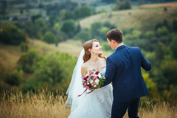 Doğa yürüyüşüne düğün