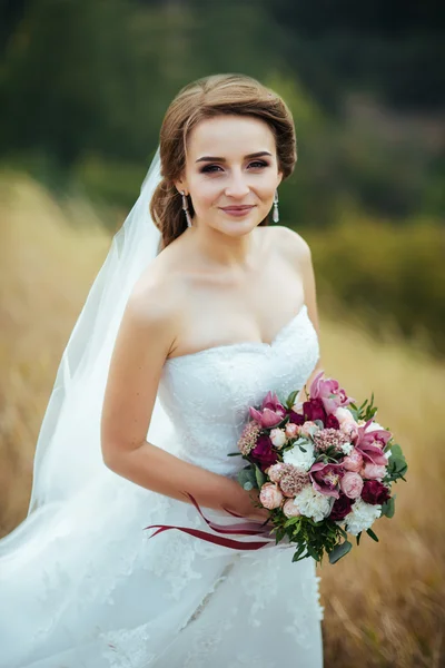 Retrato de noiva na natureza — Fotografia de Stock