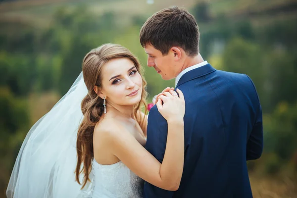 Promenade de mariage sur la nature — Photo