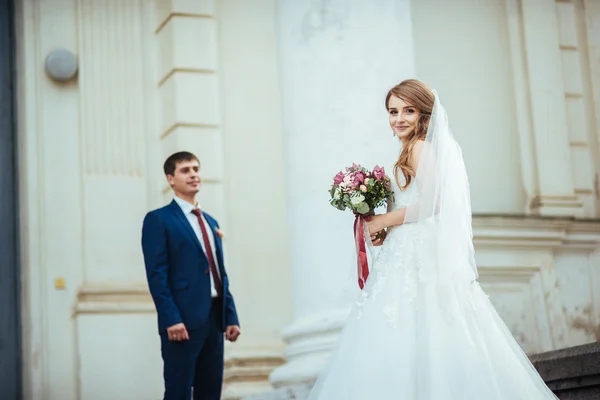 Promenade de mariage sur la nature — Photo