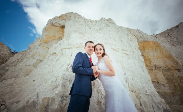 Caminhada de casamento na natureza — Fotografia de Stock