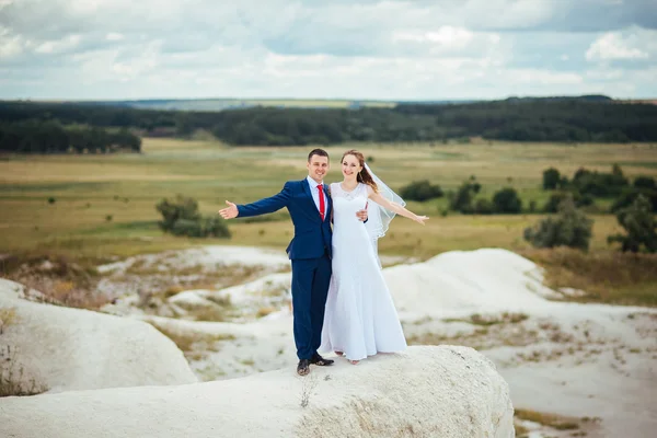 Caminhada de casamento na natureza — Fotografia de Stock