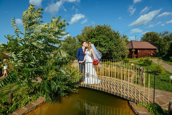 Bruiloft wandeling over de brug — Stockfoto