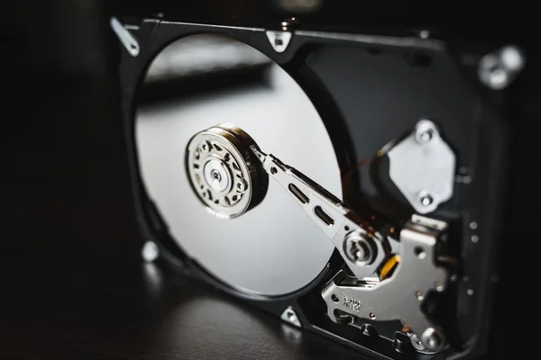 Разобранный жесткий диск с компьютера, hdd с зеркальными эффектами. Часть компьютера ПК, ноутбука — стоковое фото