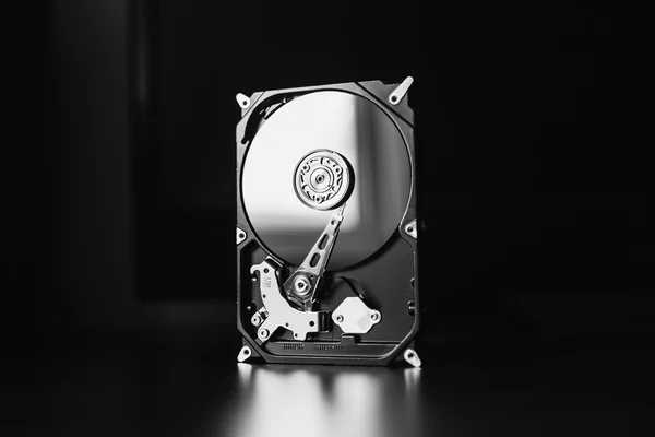 Disco duro desmontado de la computadora, hdd con efectos espejo. Parte de la computadora PC, ordenador portátil —  Fotos de Stock