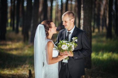 Güzel yaz doğa yürüyüşüne düğün