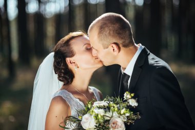 Güzel yaz doğa yürüyüşüne düğün