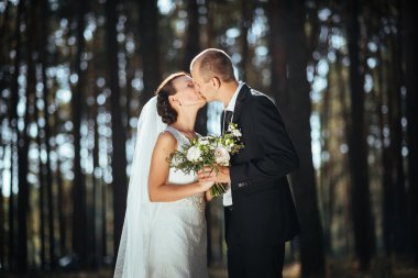 Güzel yaz doğa yürüyüşüne düğün