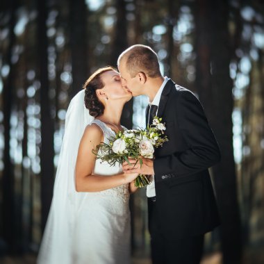 Güzel yaz doğa yürüyüşüne düğün