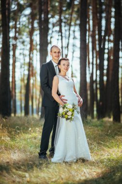 Güzel yaz doğa yürüyüşüne düğün