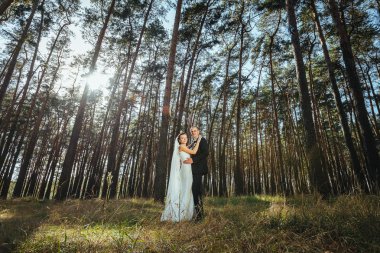 Güzel yaz doğa yürüyüşüne düğün