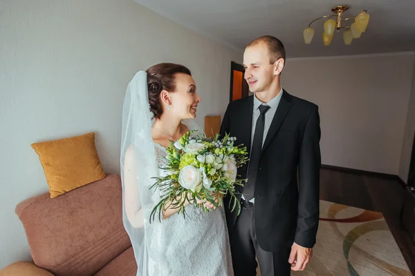 Brudens och brudgummens första möte — Stockfoto