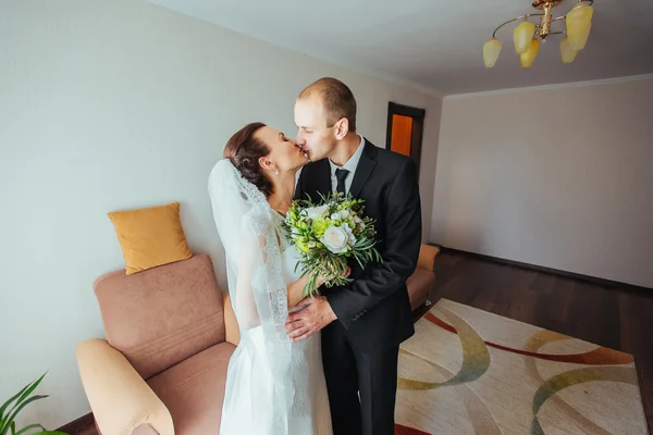 De eerste ontmoeting van de bruid en bruidegom — Stockfoto