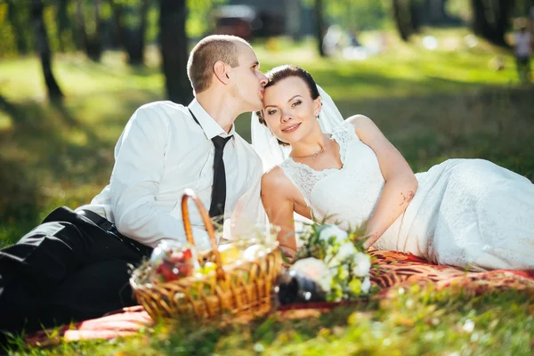 Vacker sommar bröllop gå på natur — Stockfoto