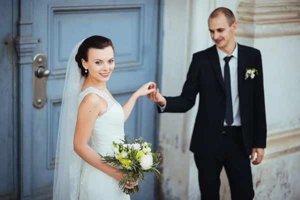 Passeio de casamento perto da catedral — Fotografia de Stock