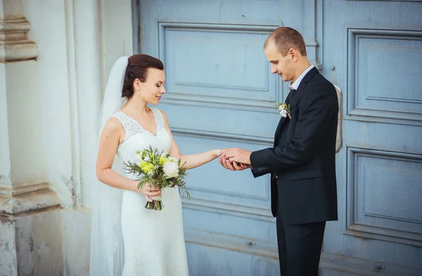 Passeio de casamento perto da catedral — Fotografia de Stock