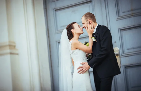 Passeio de casamento perto da catedral — Fotografia de Stock