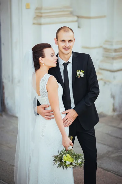 Promenade de mariage près de la cathédrale — Photo