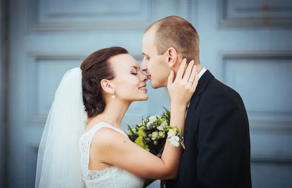 Passeio de casamento perto da catedral — Fotografia de Stock