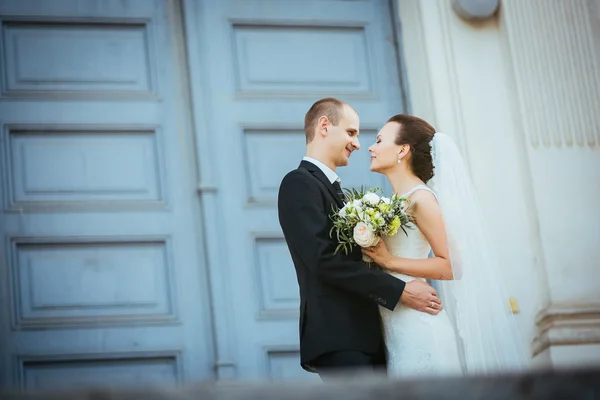 Paseo de bodas cerca de la catedral —  Fotos de Stock