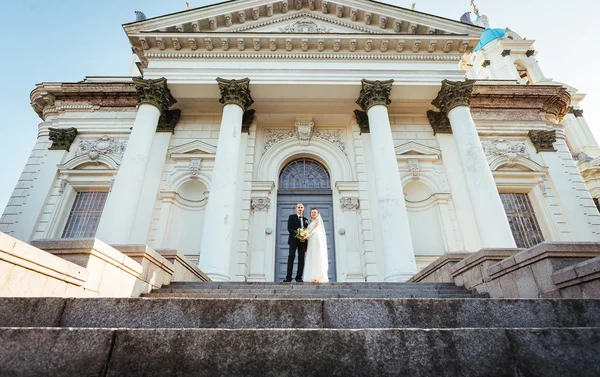 Paseo de bodas cerca de la catedral —  Fotos de Stock